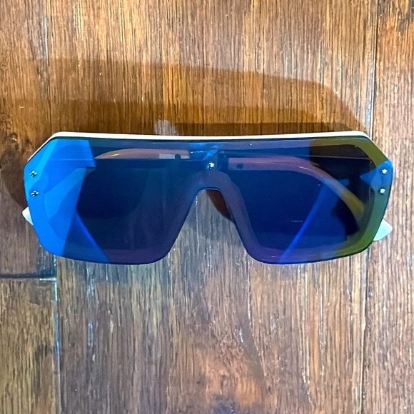 BRAND NEW! Stylish Blue and White Sunglasses - Picture 2 of 9